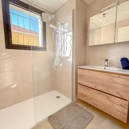 Apartment Climatisee Deux Terrasse Parking, Raphael *